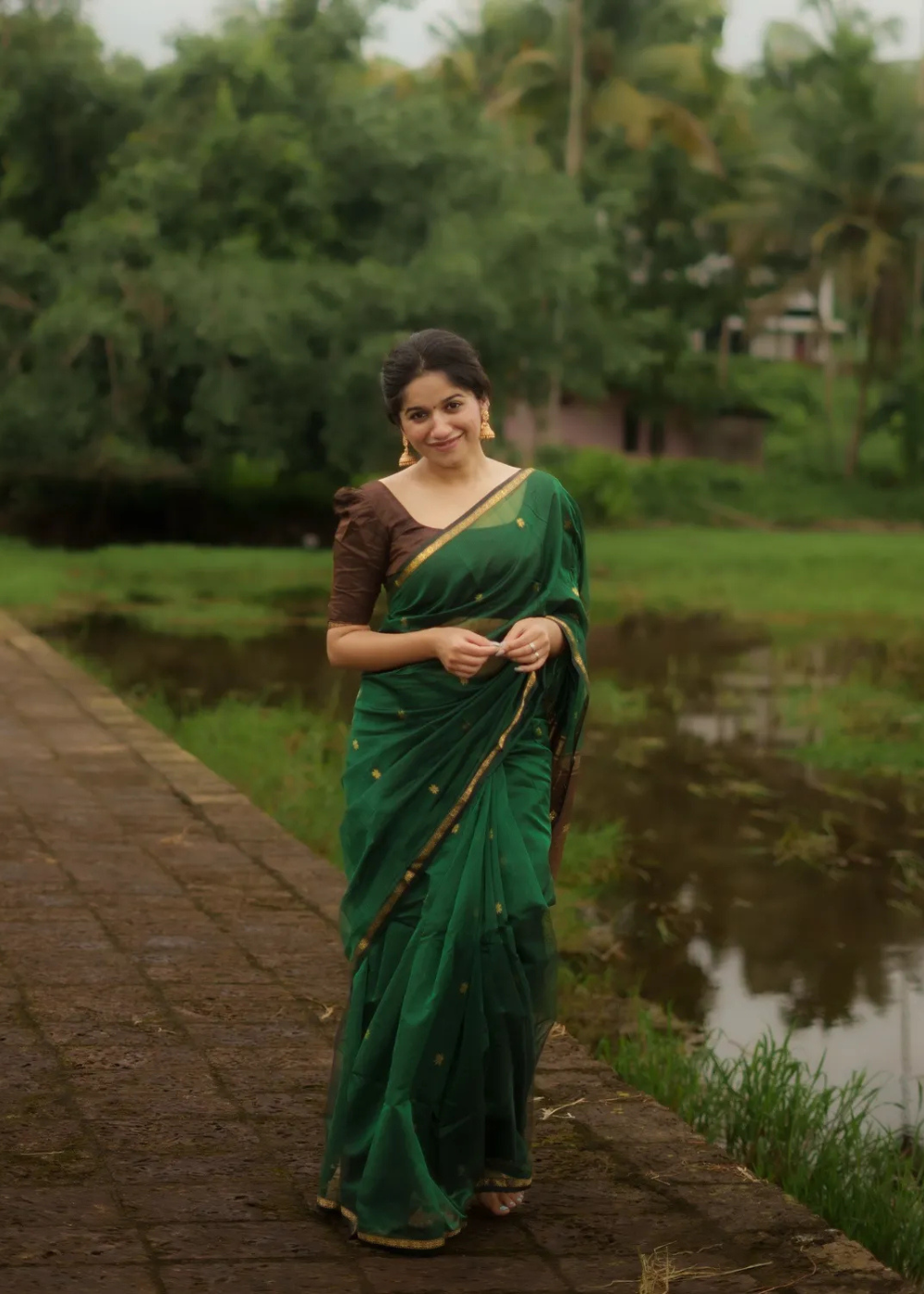 Soft & Graceful Bottle Green Maheshwari Silk Cotton Saree