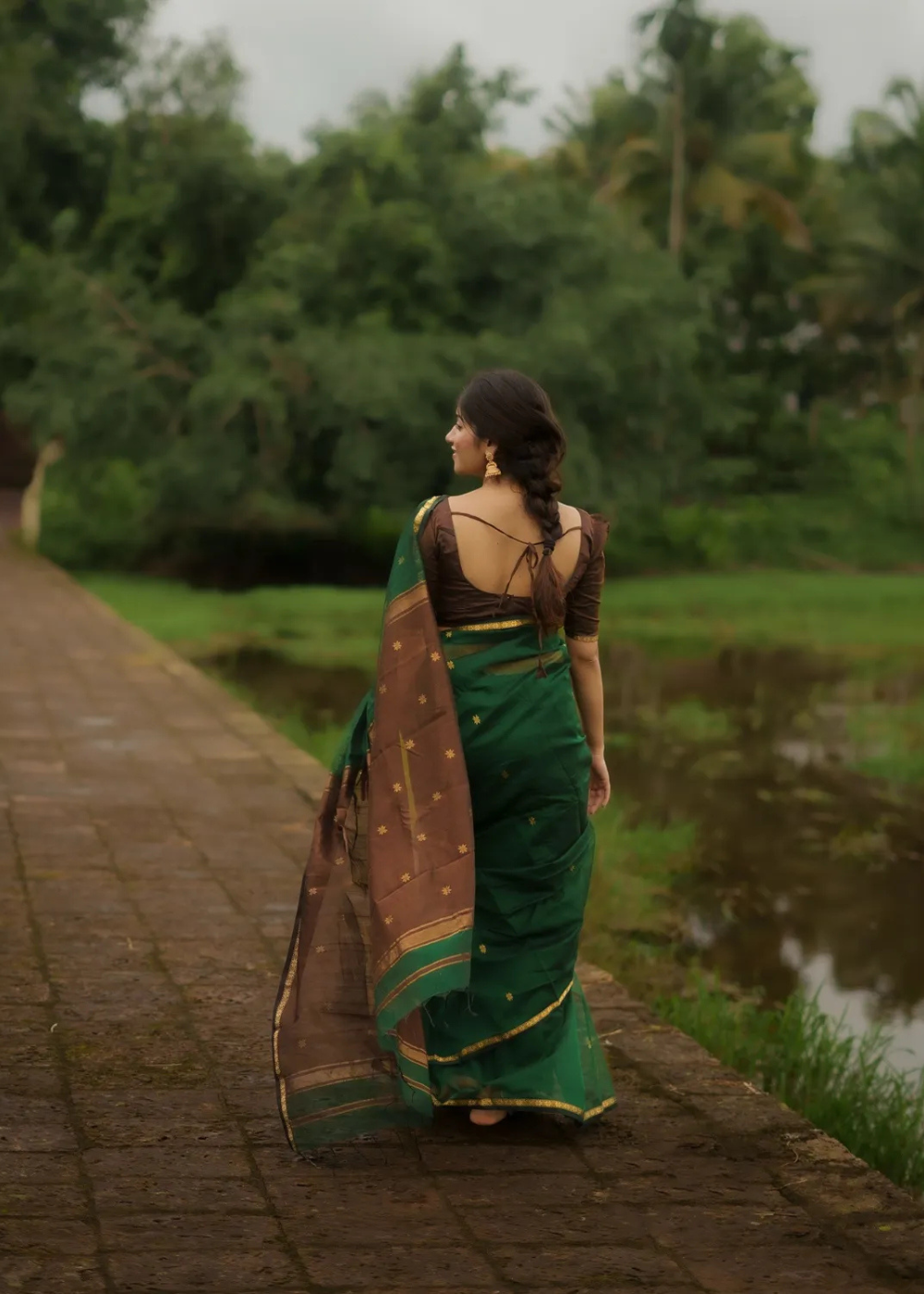 Soft & Graceful Bottle Green Maheshwari Silk Cotton Saree
